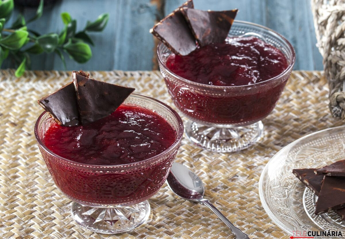 Doce de ameixas com crocante de chocolate