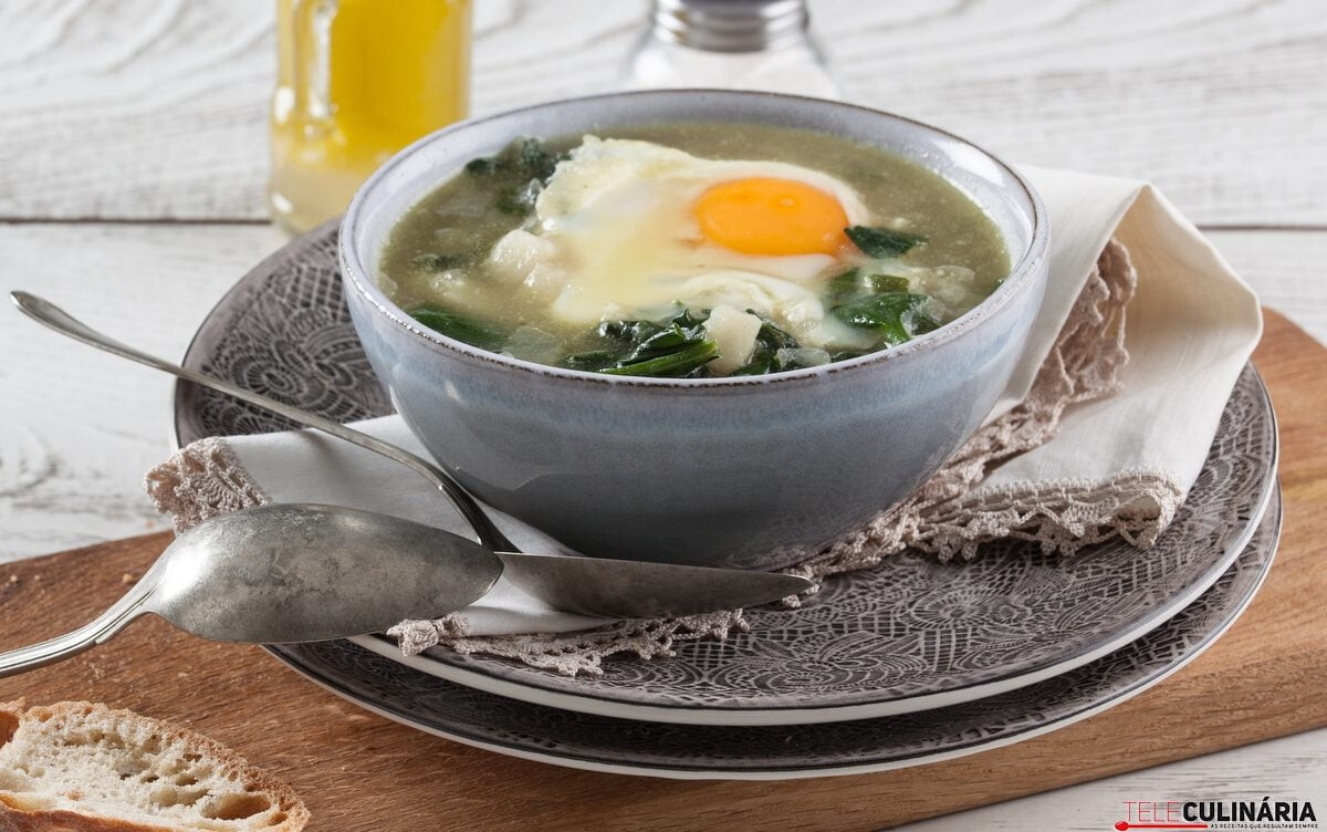 Sopa de espinafres com ovo escalfado