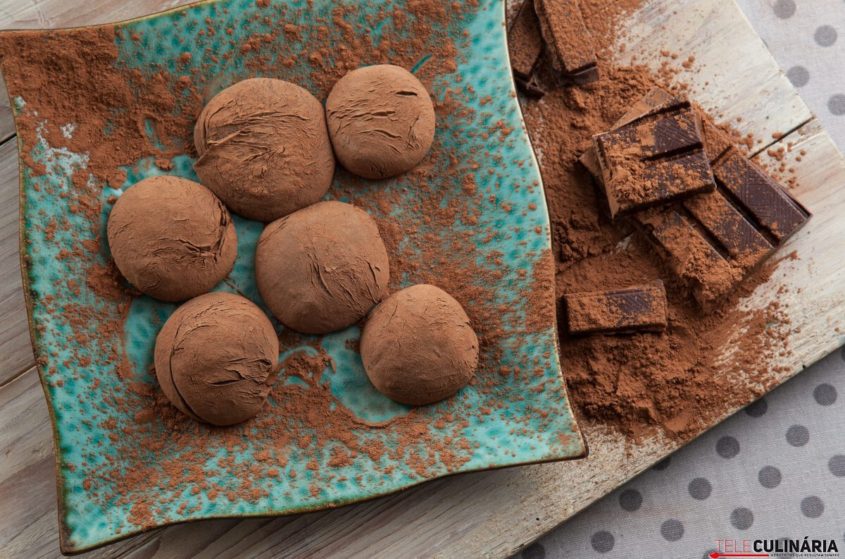 Trufas de brigadeiro aromatizadas com morango (robot de cozinha)