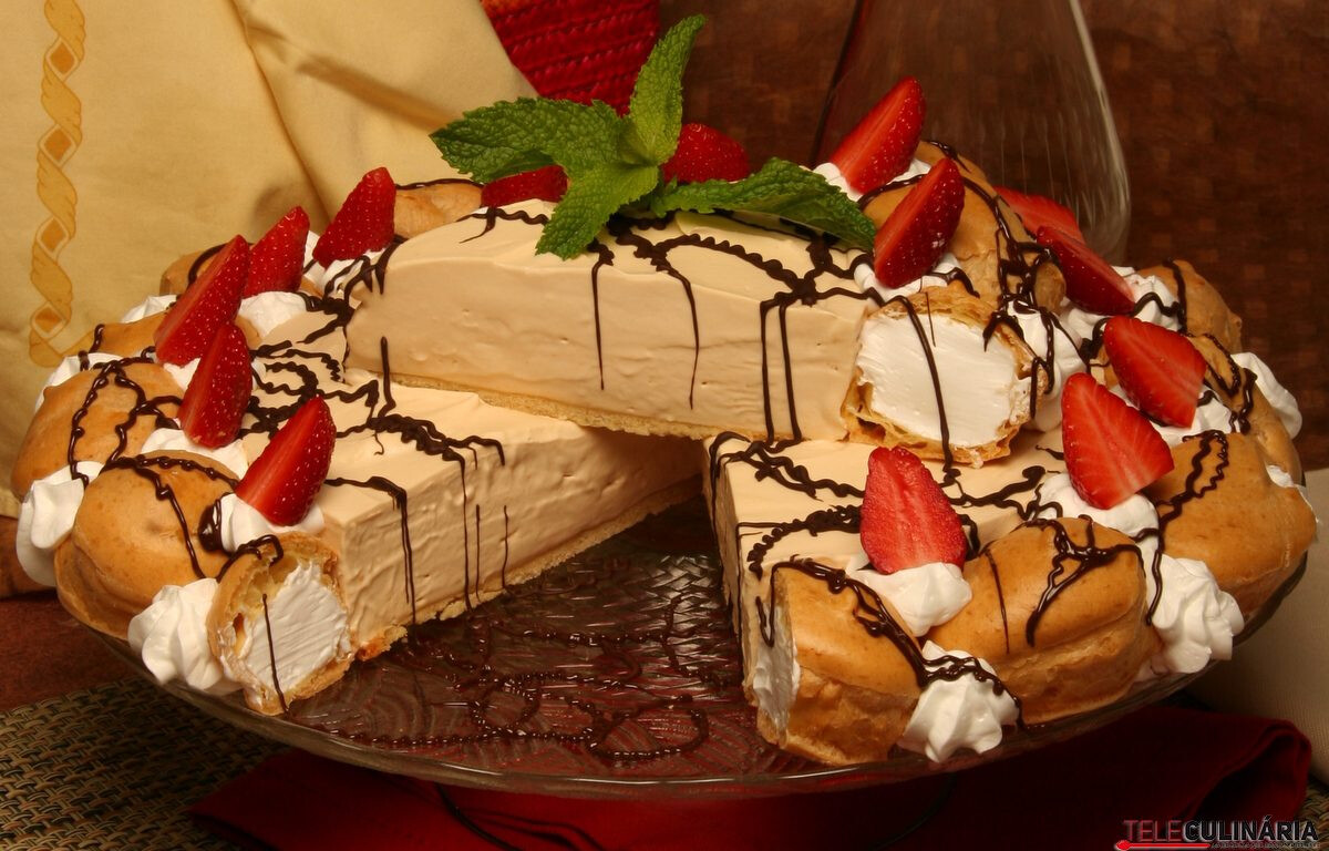 Delícia de leite condensado com profiteroles