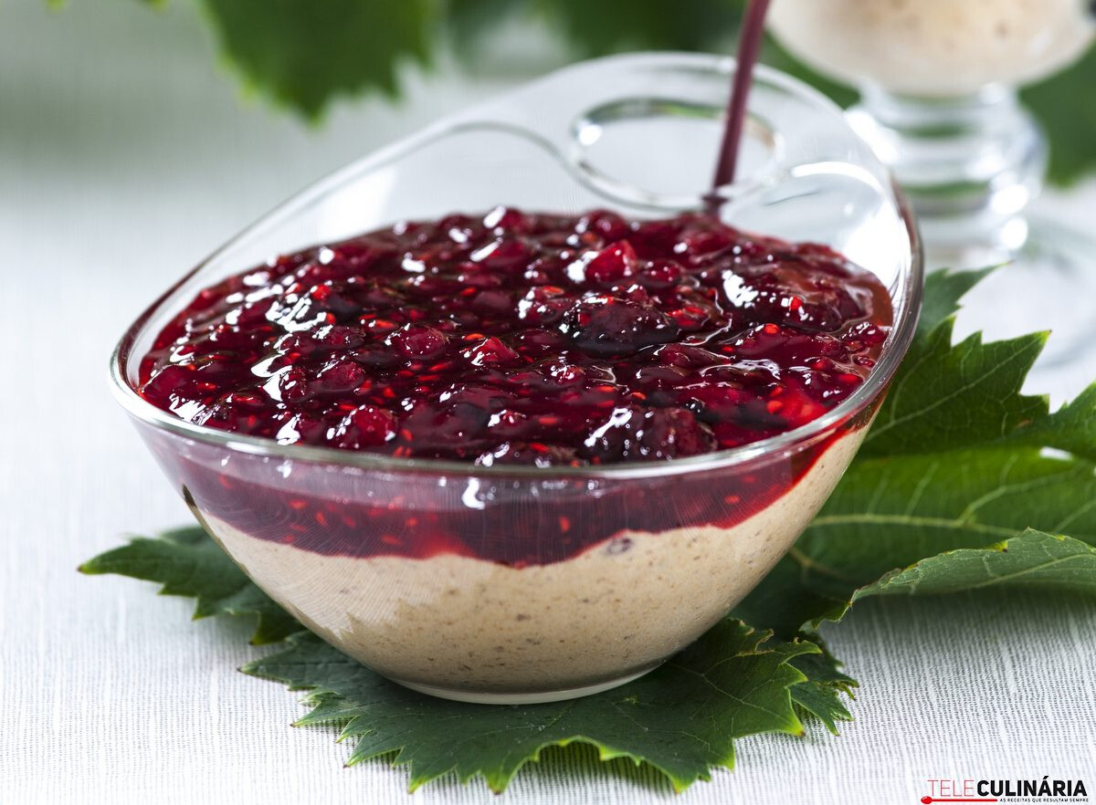 Mousse de ameixas secas com creme de frutos do bosque