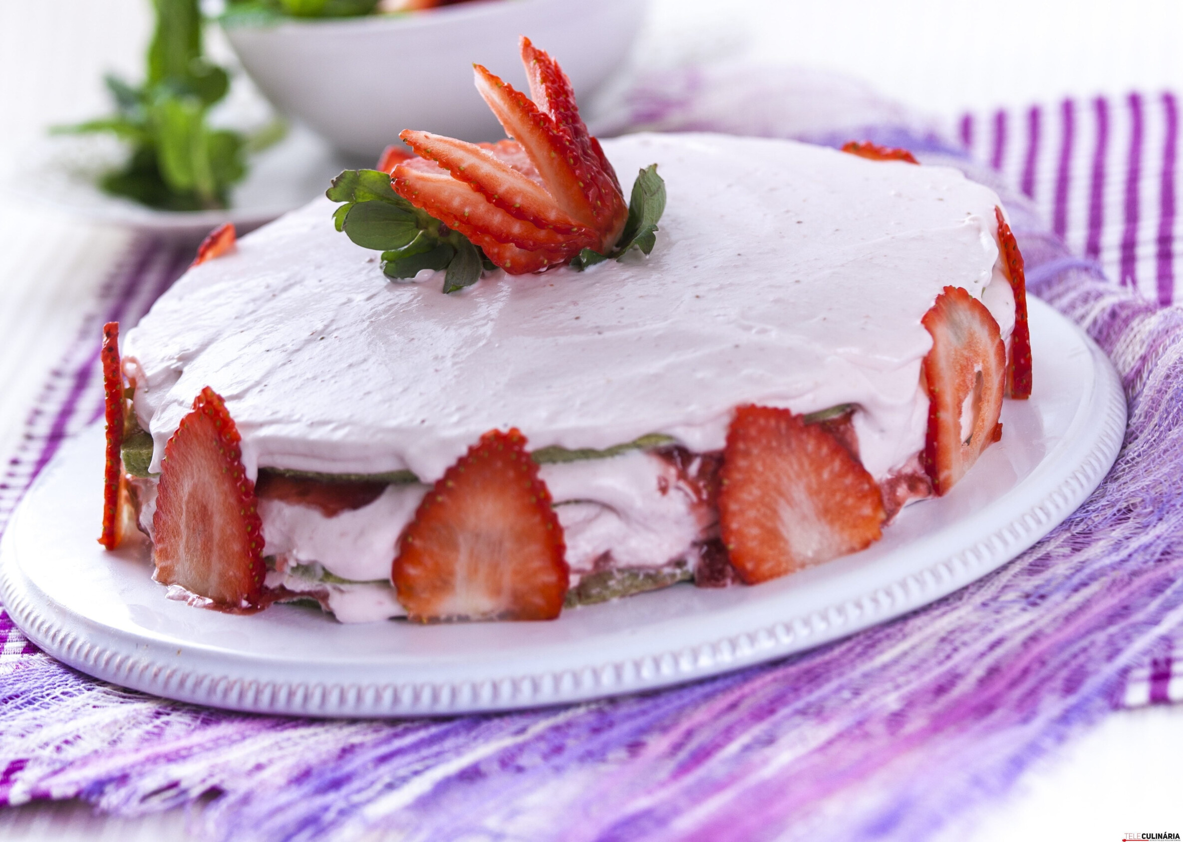 Bolo de manjericão e morango