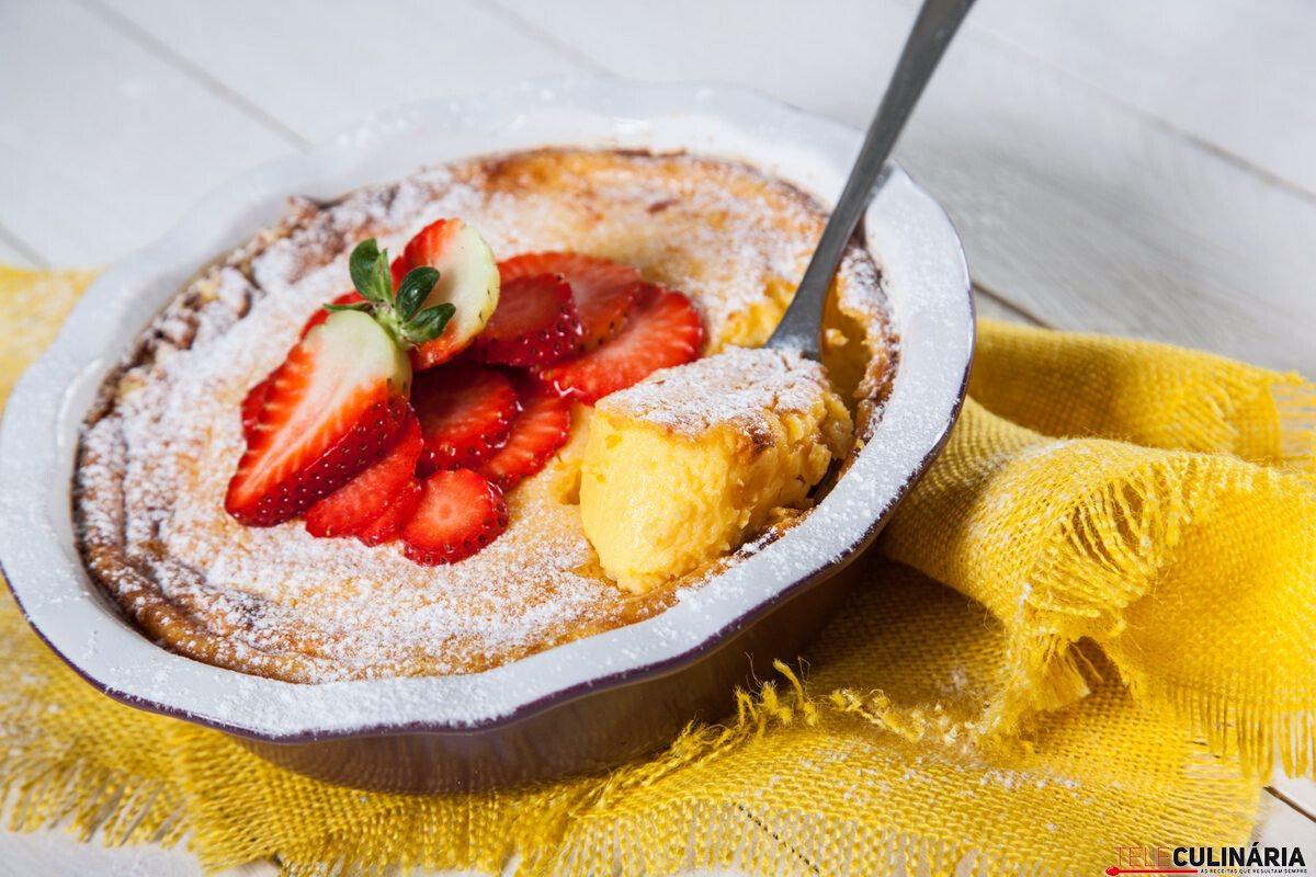 Sopa inglesa com morangos no forno