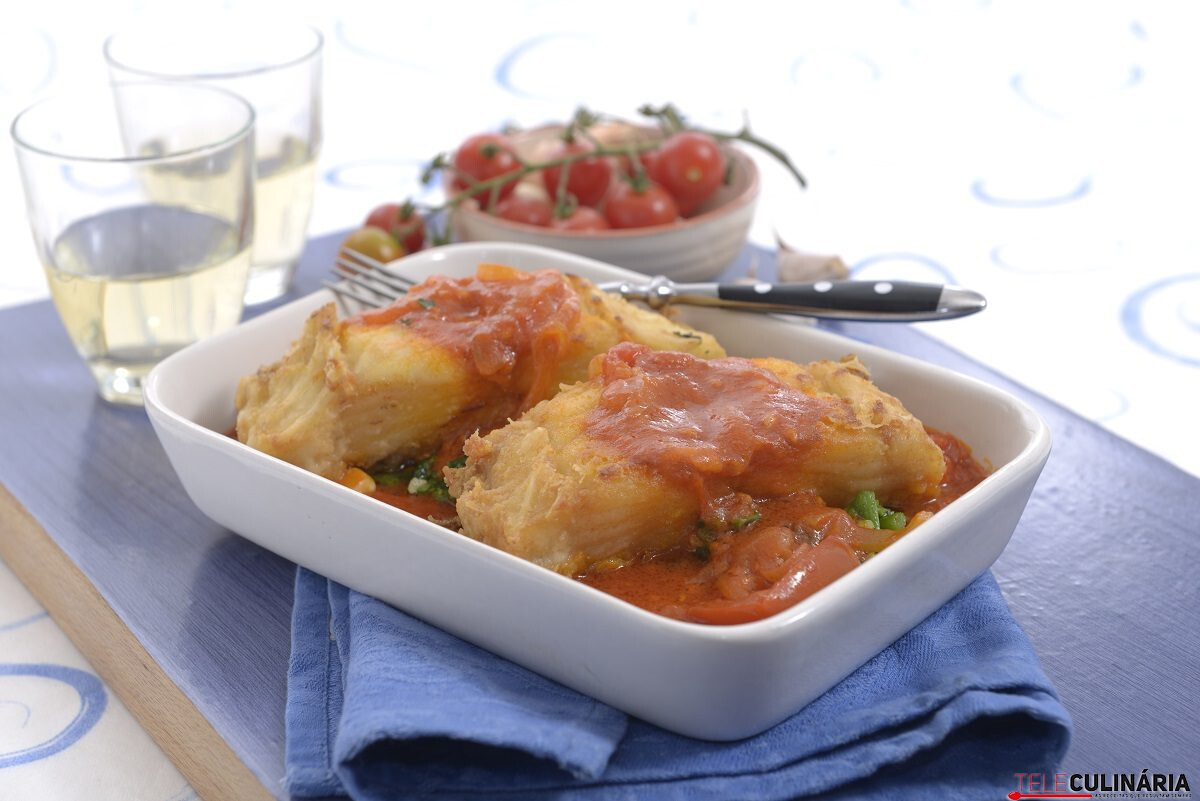 Bacalhau frito com molho de tomate