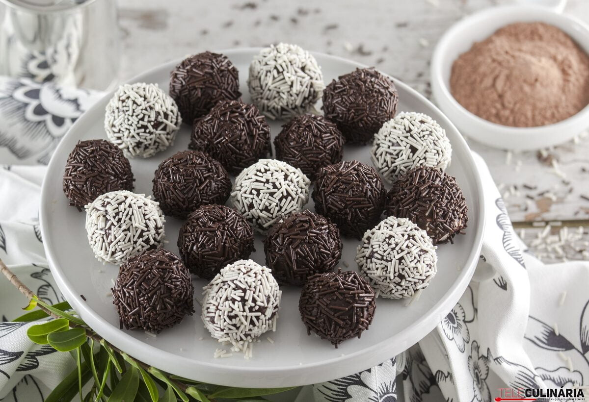 Brigadeiros com leite condensado