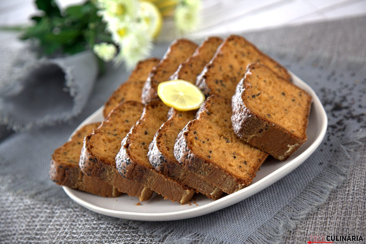 Bolo de gengibre com limão e sementes de sésamo