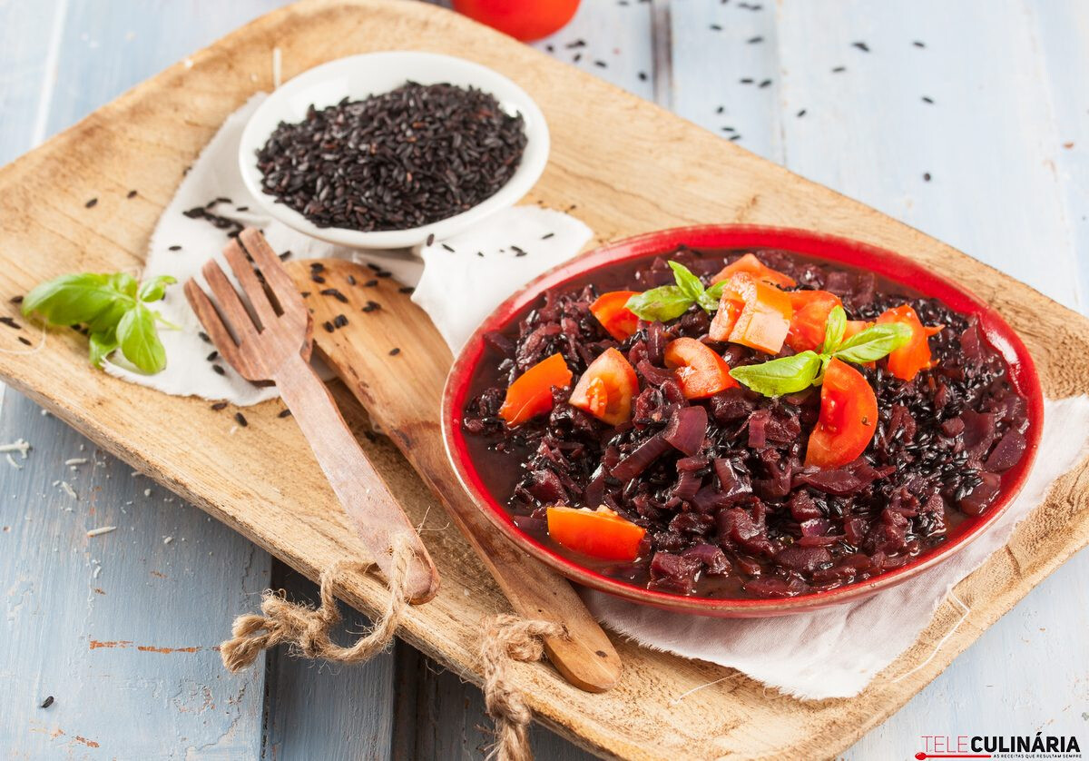 Arroz negro com tomate e manjericão