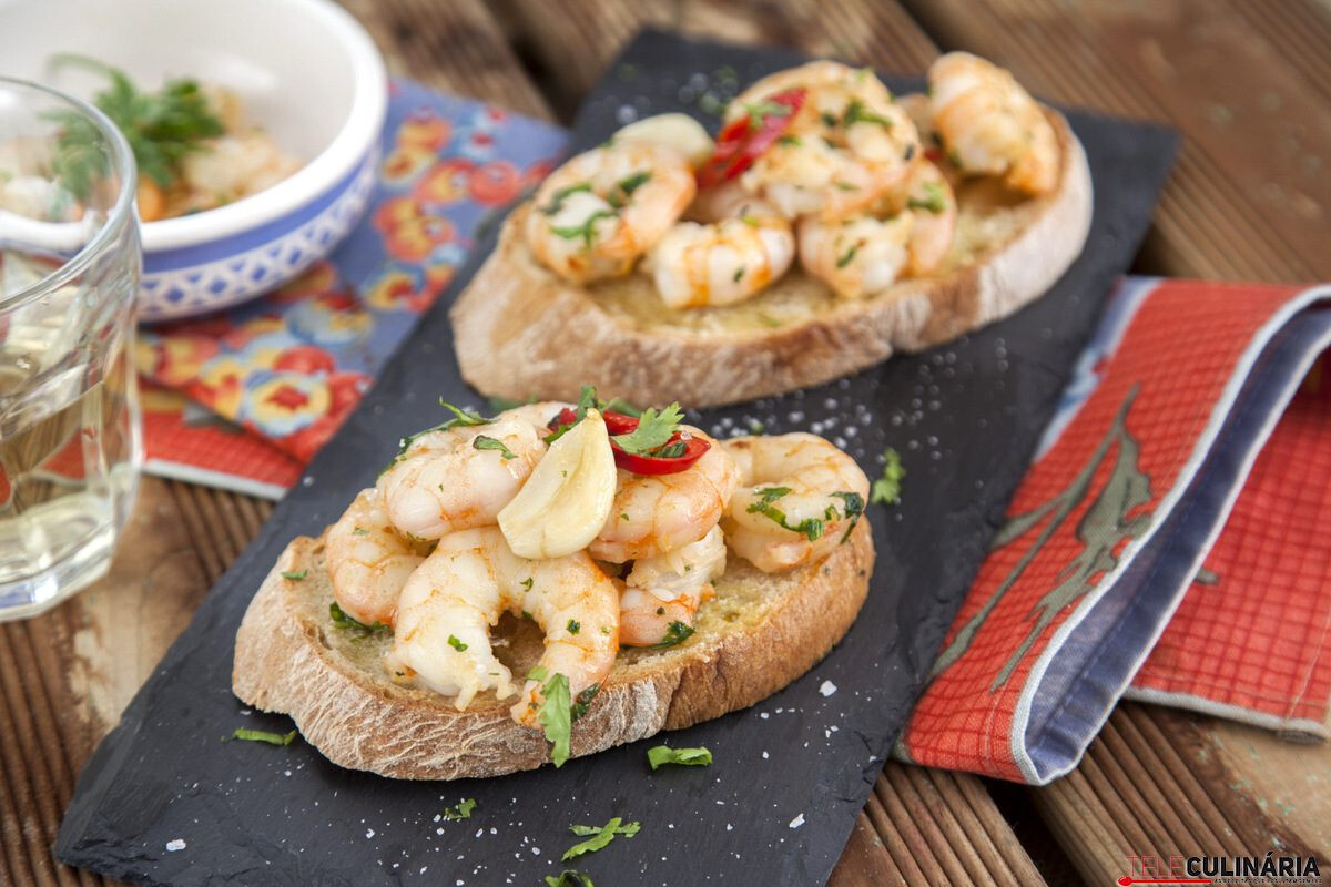 Crostini de camarão e alho