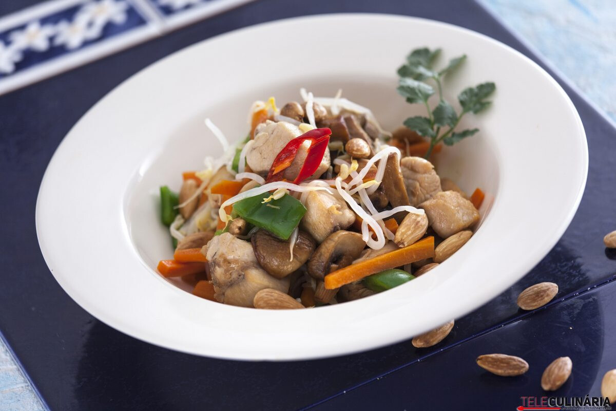 Frango com amêndoas e rebentos de soja