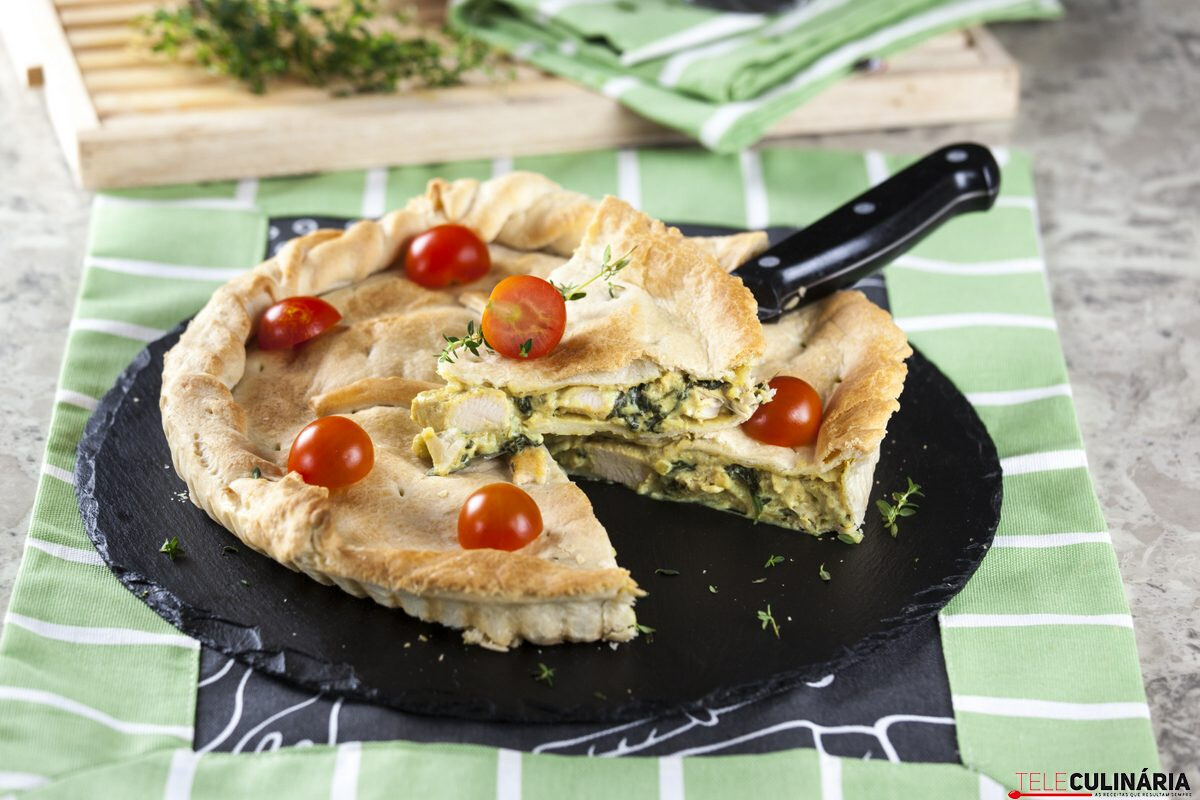 Empada de frango com caril e espinafres