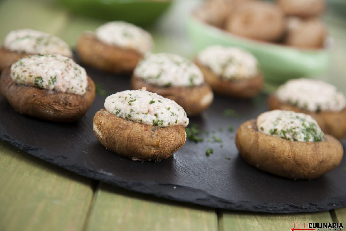 Cogumelos recheados com bacon e queijo feta