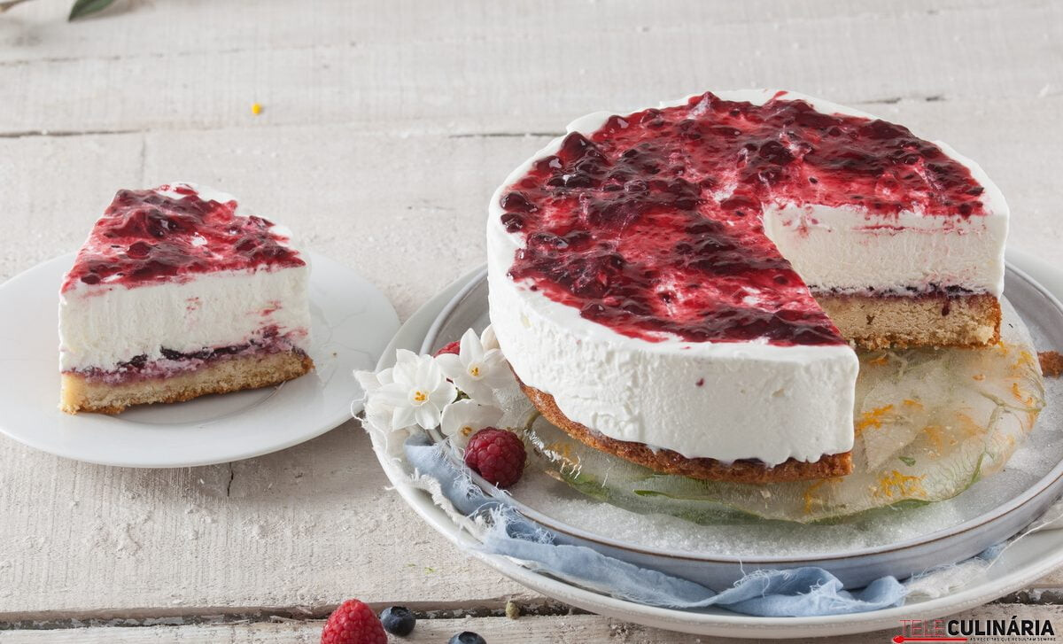 Bolo gelado de frutos vermelhos