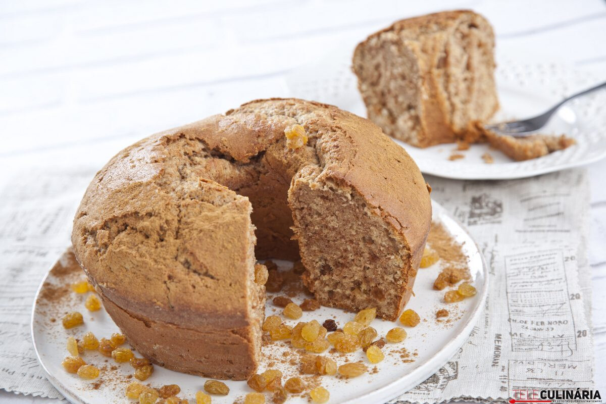 Bolo fofo de canela e passas