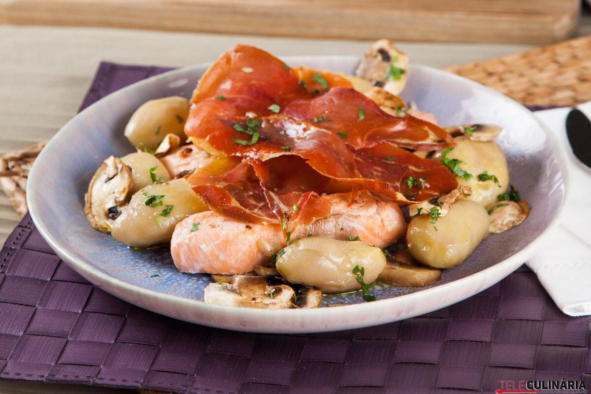 Salmão no forno com presunto e cogumelos