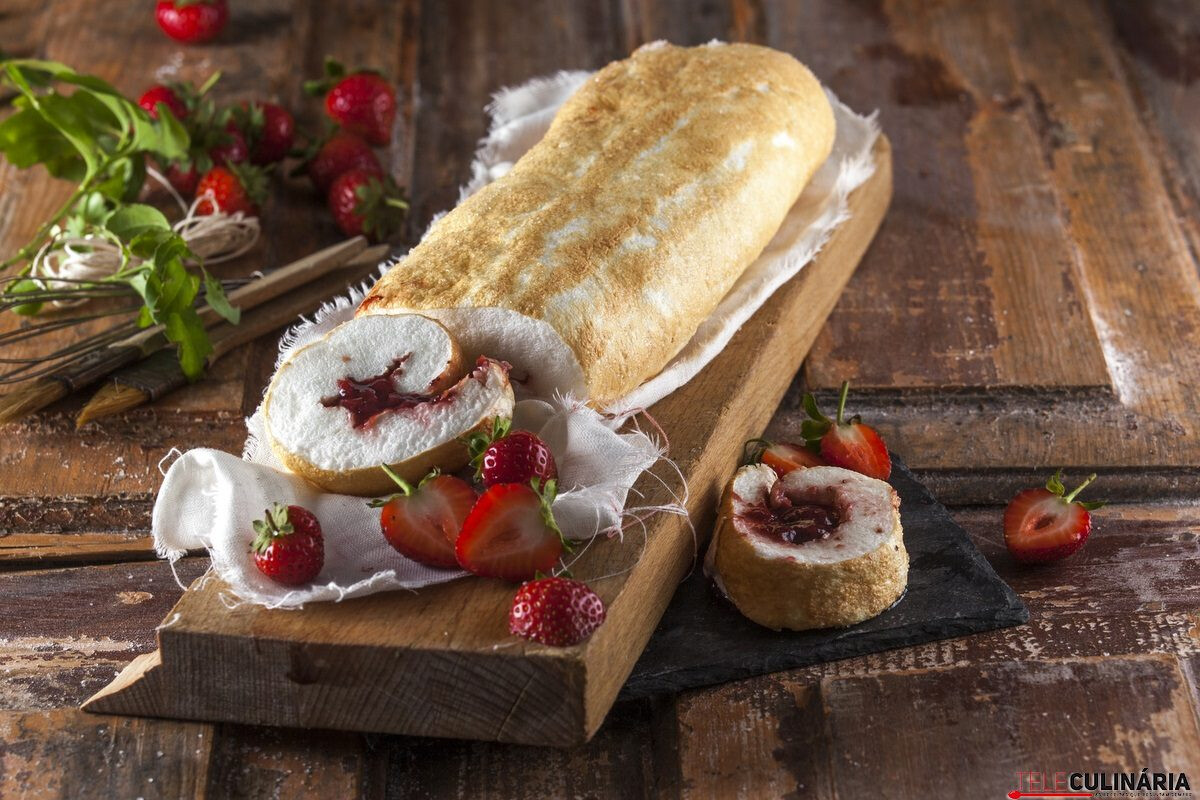 Torta de claras com doce de morango