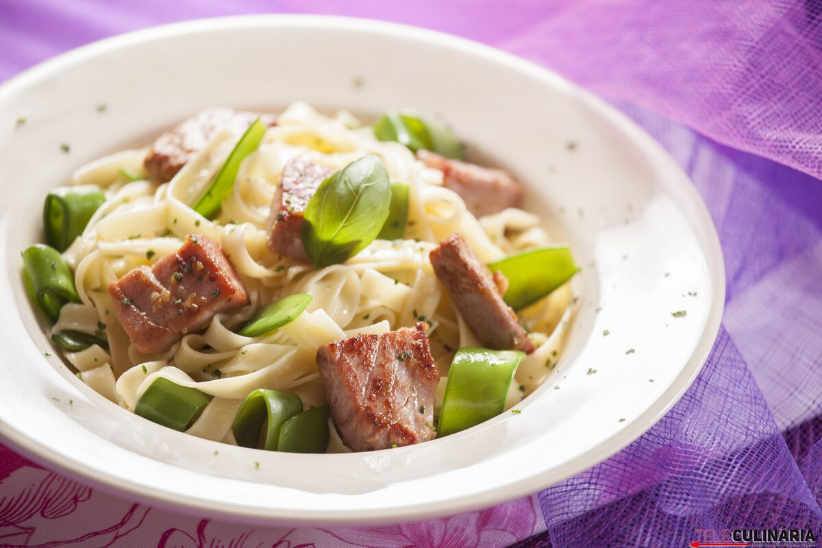 Massa com atum fresco