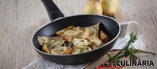 Raviolis de queijo com azeite e alho e ervas