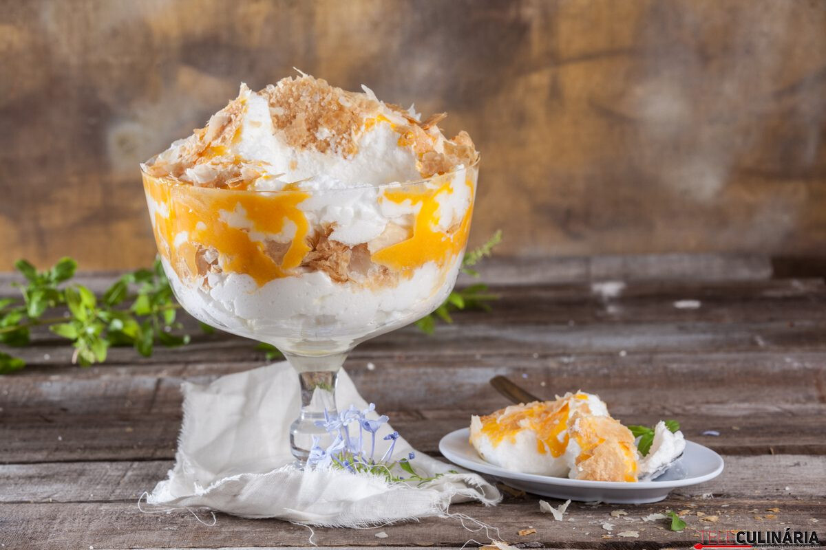 Doce folhado com ovos-moles