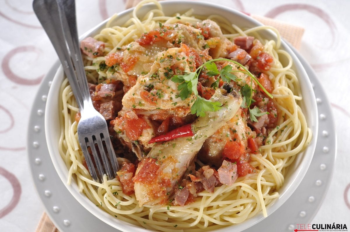 frango guisado com esparguete