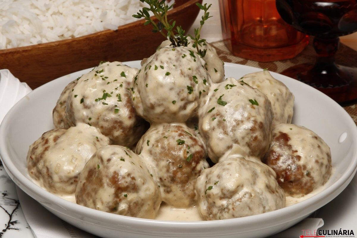 Almôndegas de carne com molho de cogumelos e natas