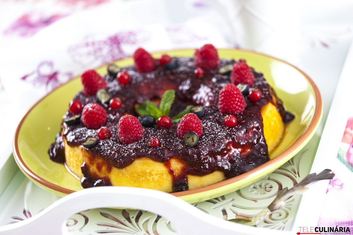Pudim de leite com frutos vermelhos
