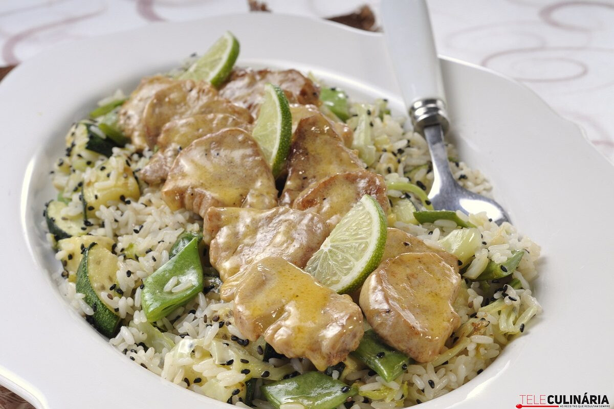 Lombinhos de porco salteados com legumes e arroz