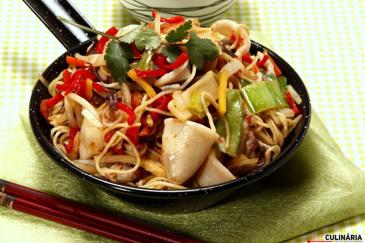 wok de lulas com massa de ovo