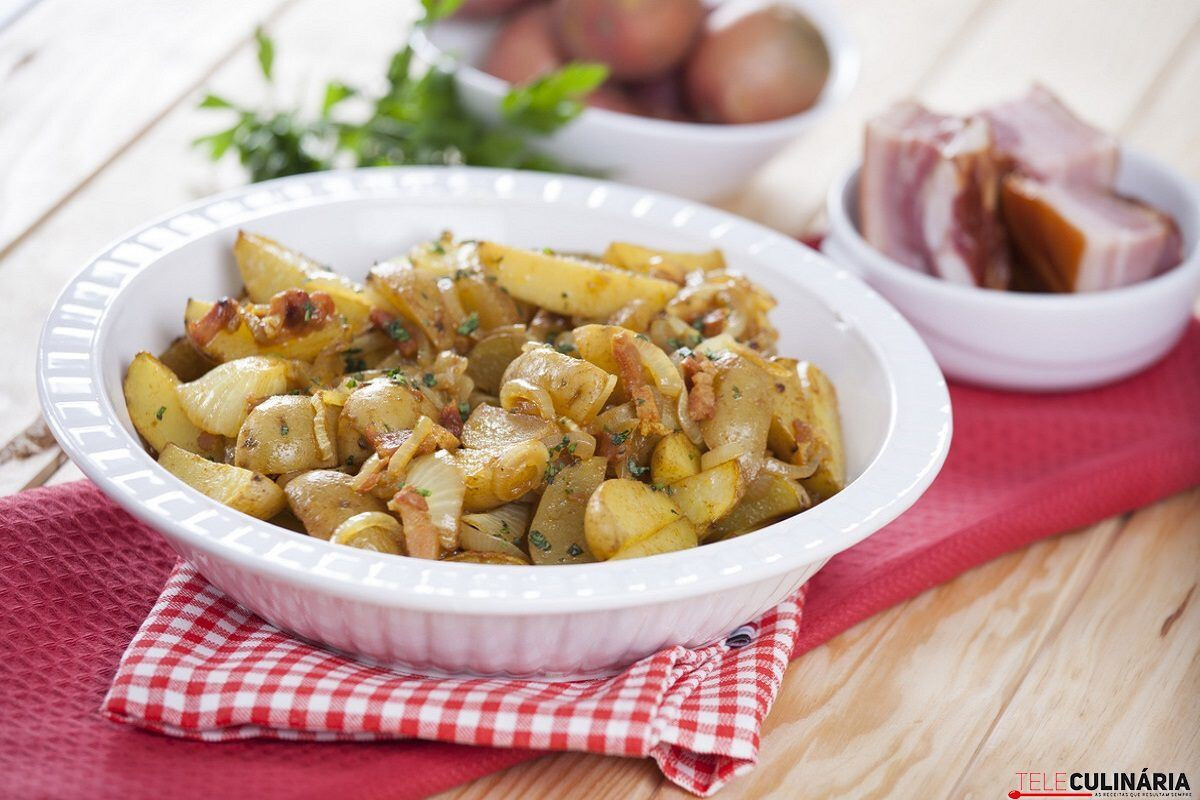 Batatas assadas com cebola e bacon