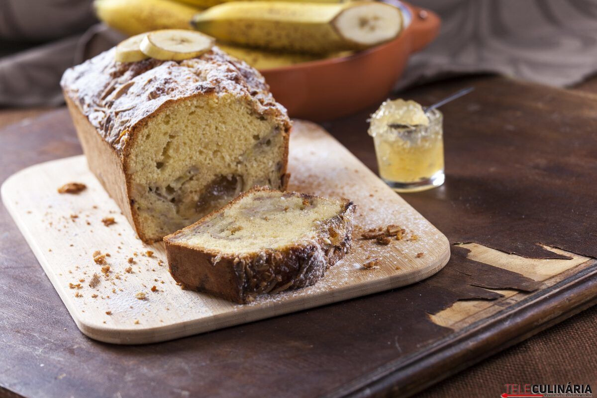 Bolo de banana com amêndoa e gila