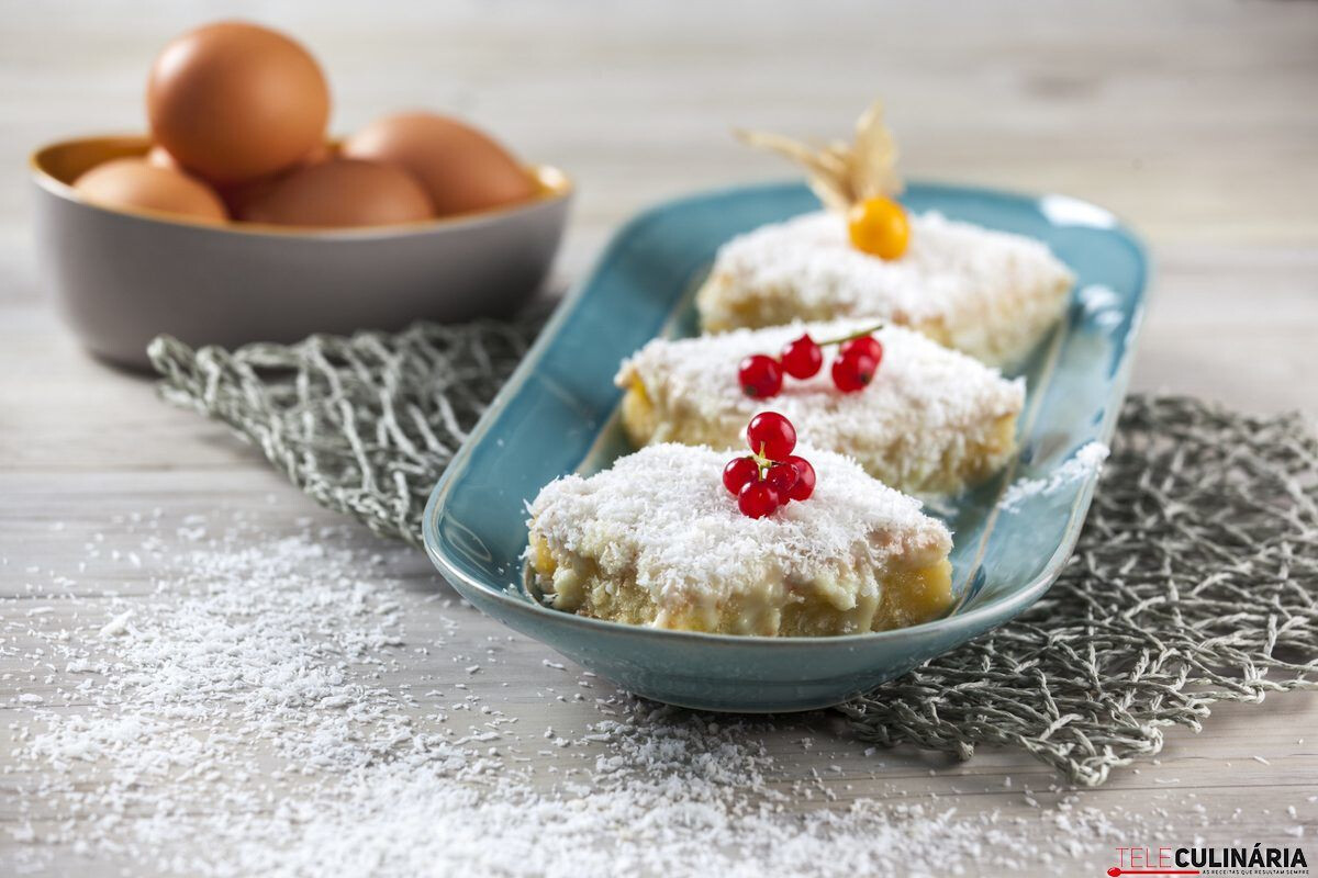 Fatias de coco com leite condensado