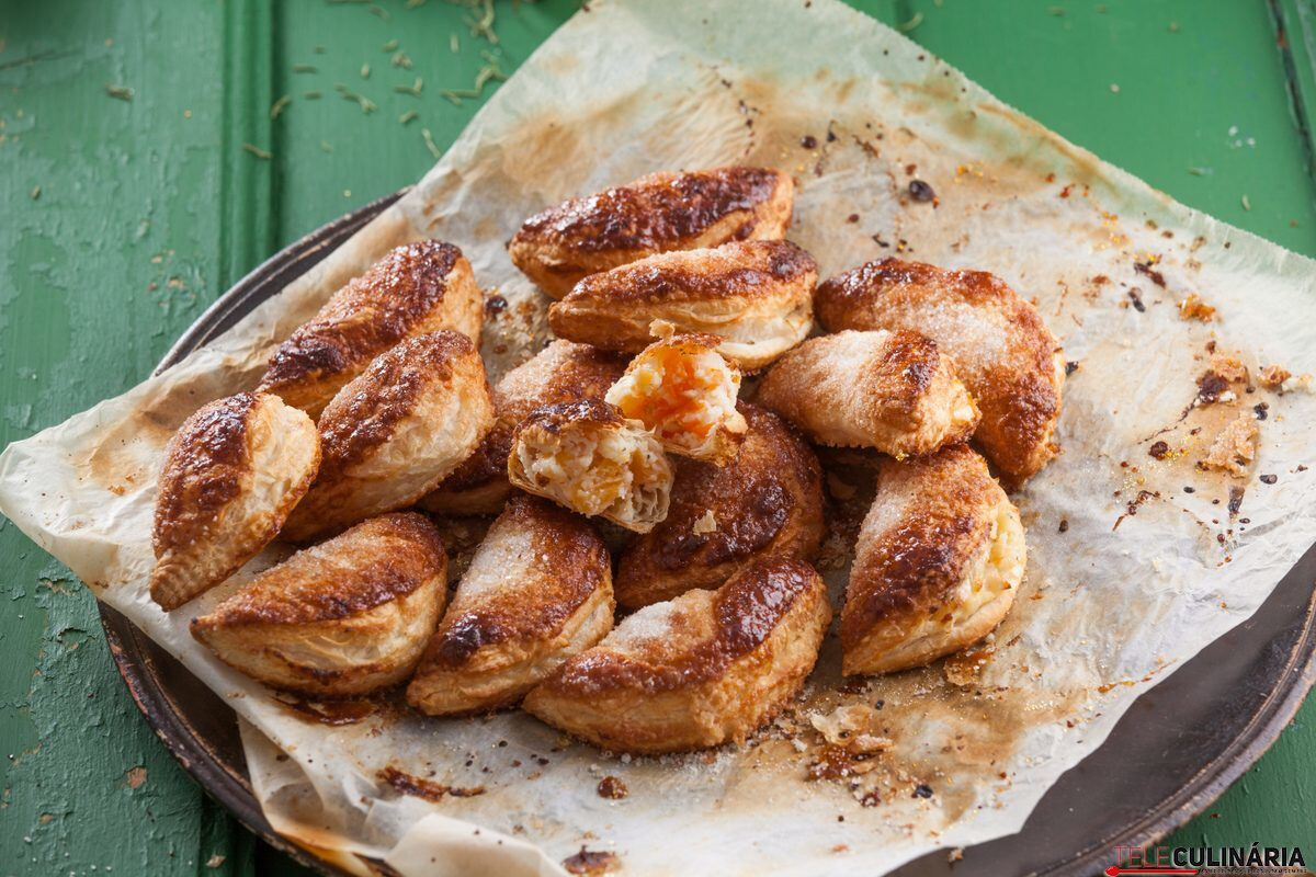 Pastelzinho doce com damasco e requeijão