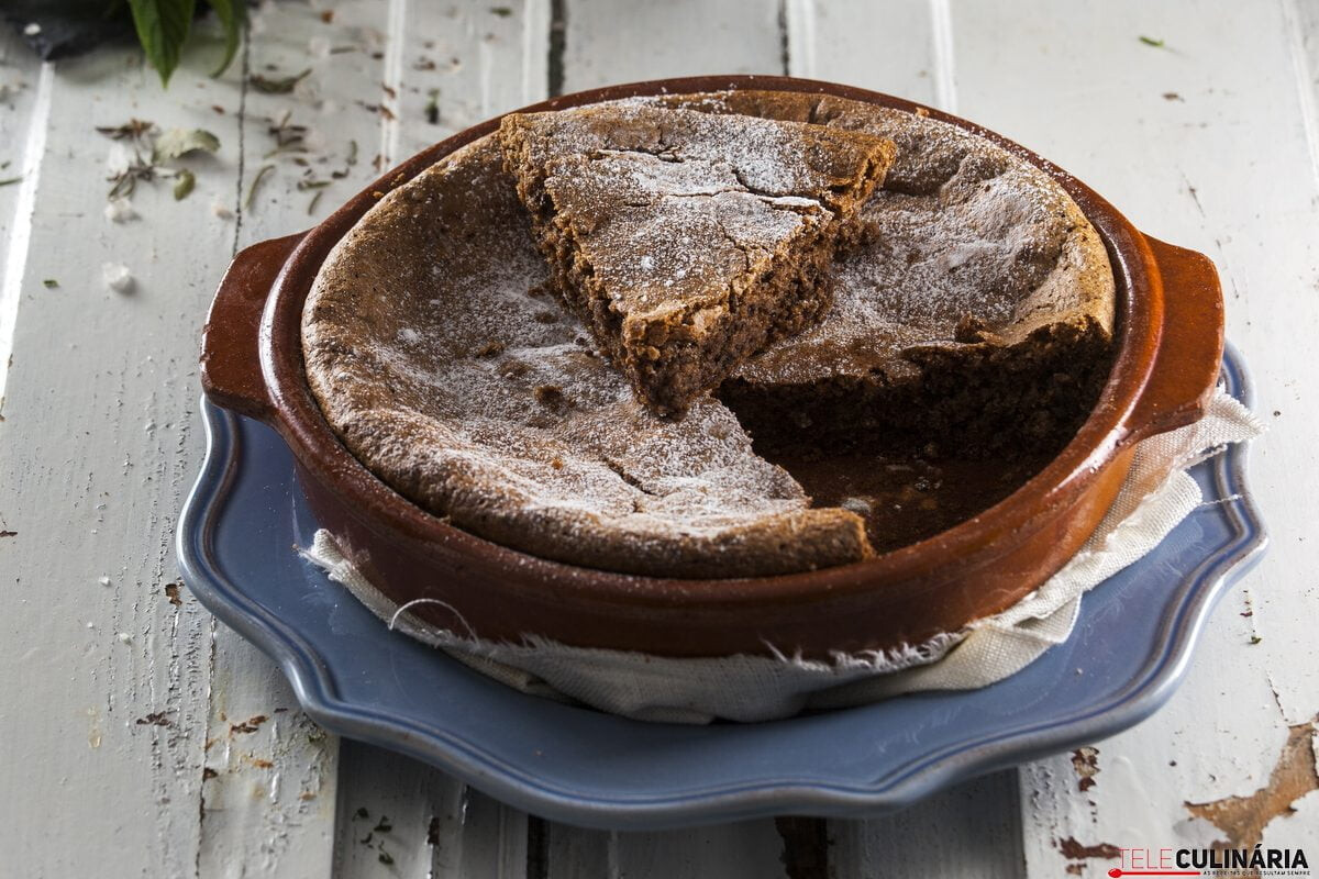 Bolo de noz em prato de barro