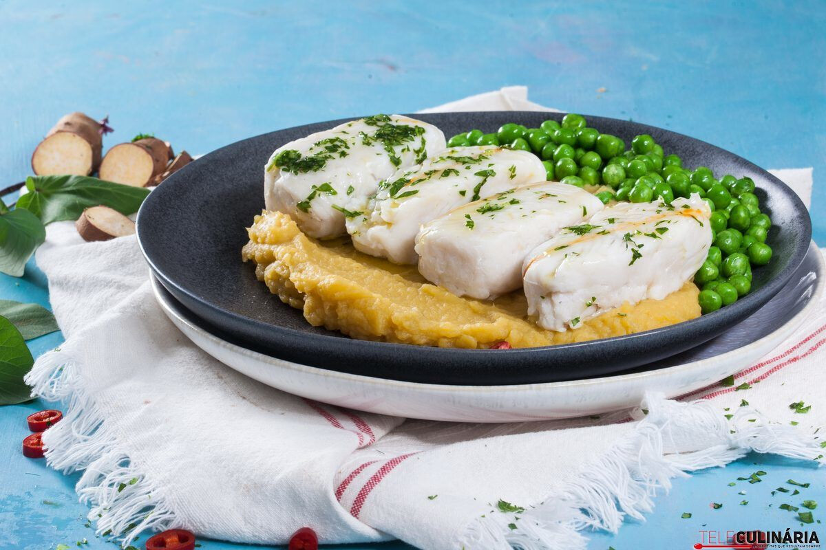 Pescada ao vapor com puré de batata-doce