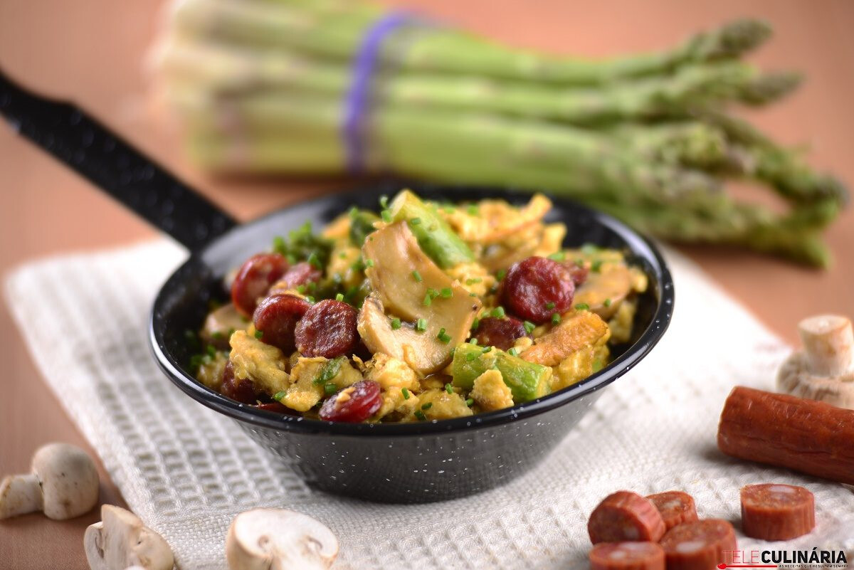 Ovos mexidos com espargos e linguiça