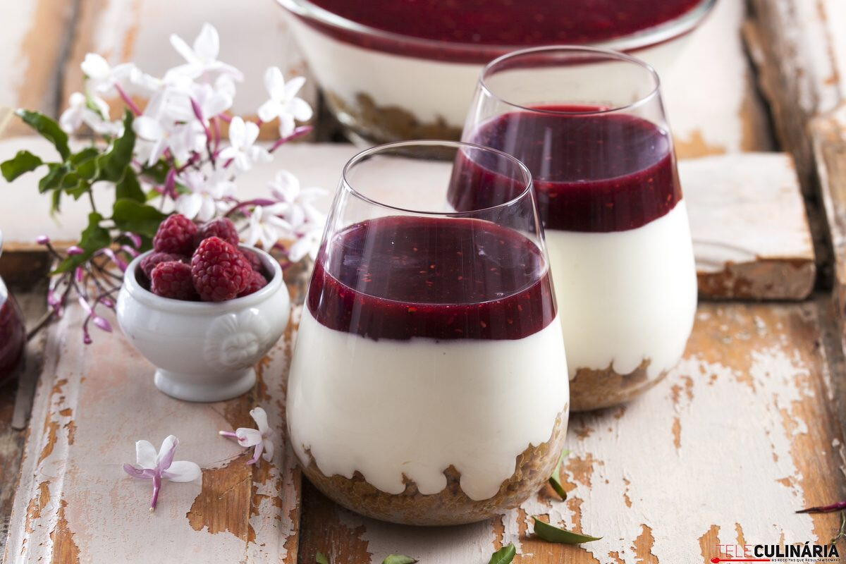 Cheesecake de frutos vermelhos no copo