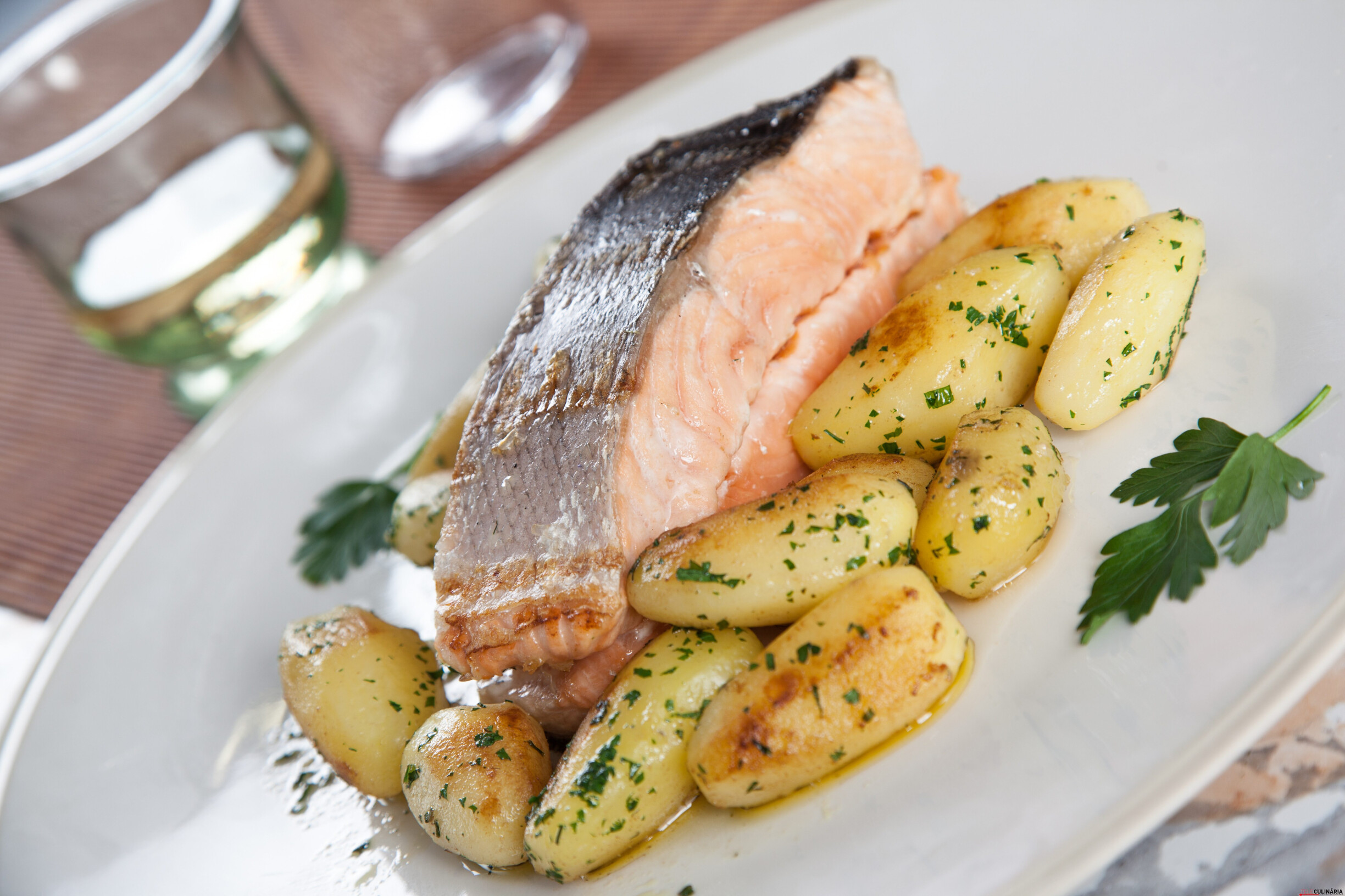 Postas de salmão grelhadas com molho de laranja