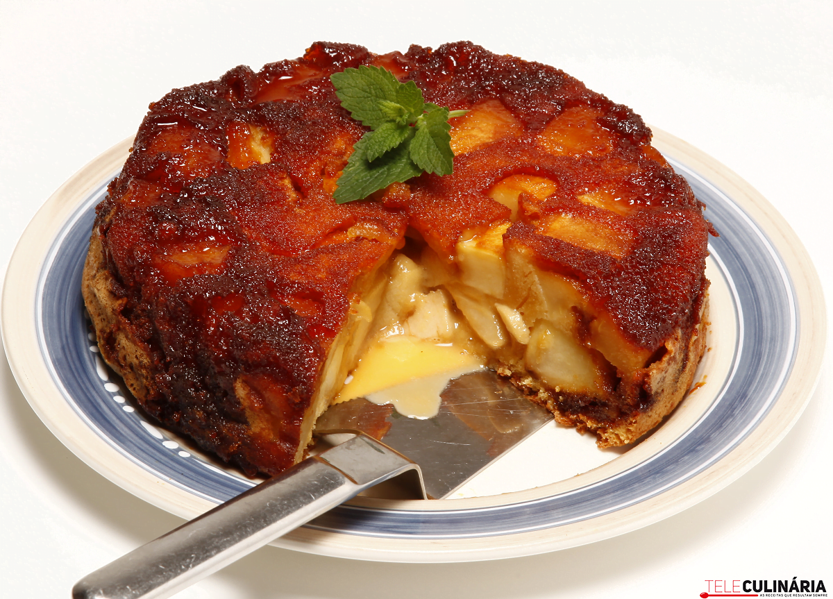Bolo de limão com maçã caramelizada