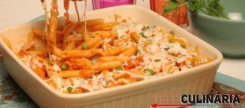 Massa cortada com bacon