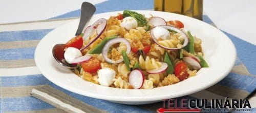 Salada crocante de massa