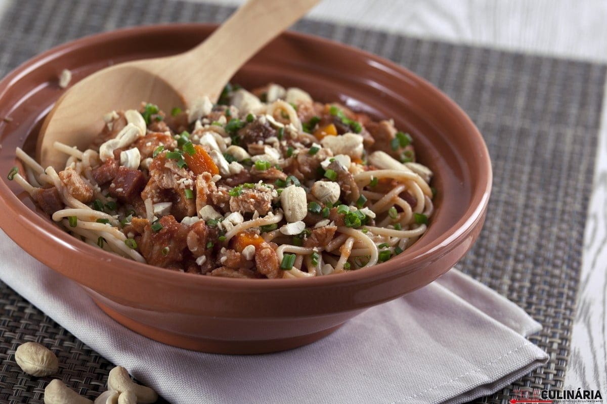 galinha-guisada-com-massa-e-cajus1