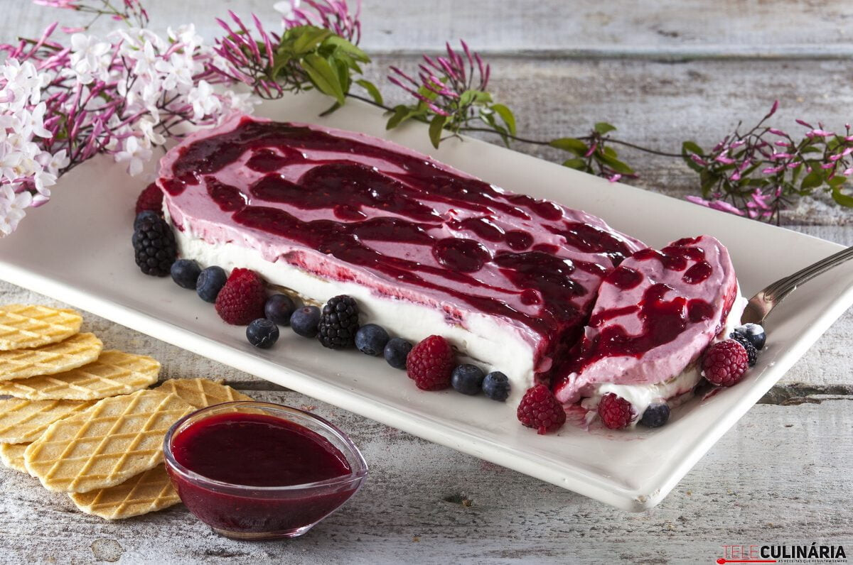 Bolo de bolacha com frutos vermelhos