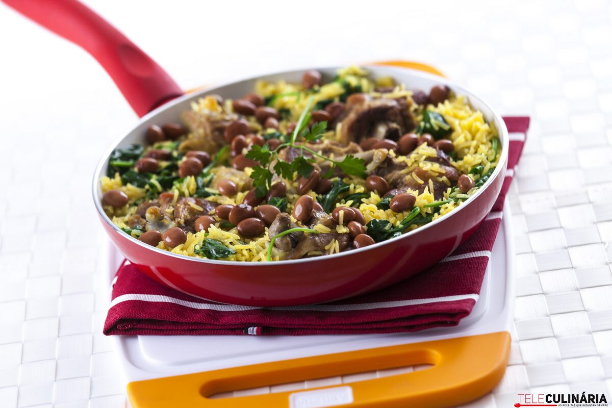 Arroz de frango com espinafres e feijão catarino