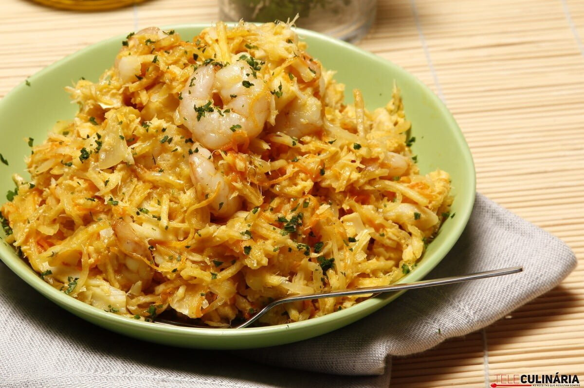 Bacalhau com cenoura e camarão