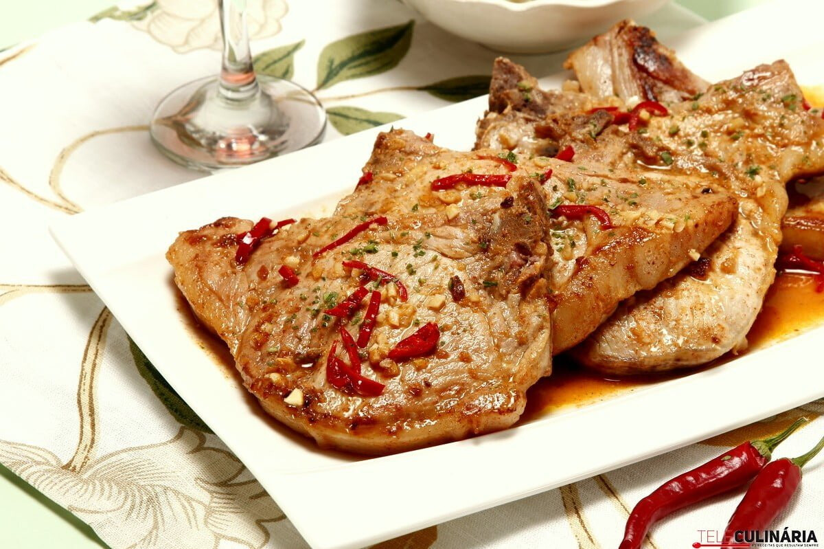 Costeletas de porco com molho diabo
