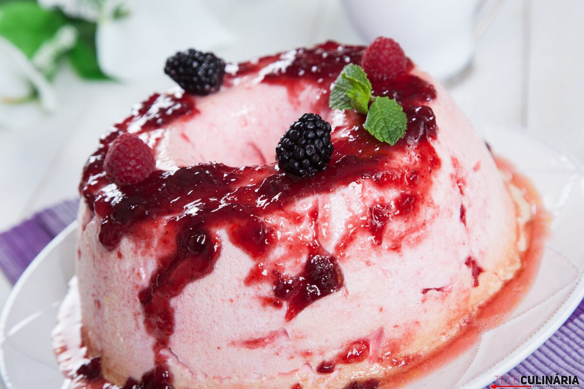 Molotof com molho de frutos vermelhos