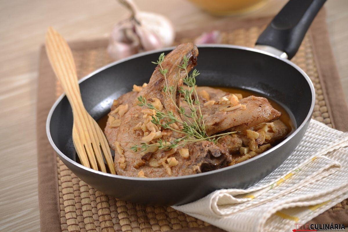 Costeletas de porco em vinha de alhos