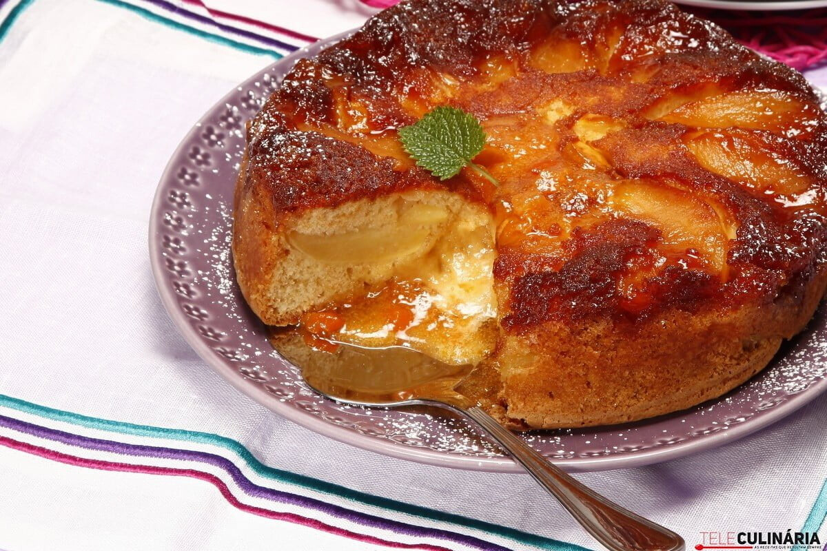 Bolo de maçã caramelizado