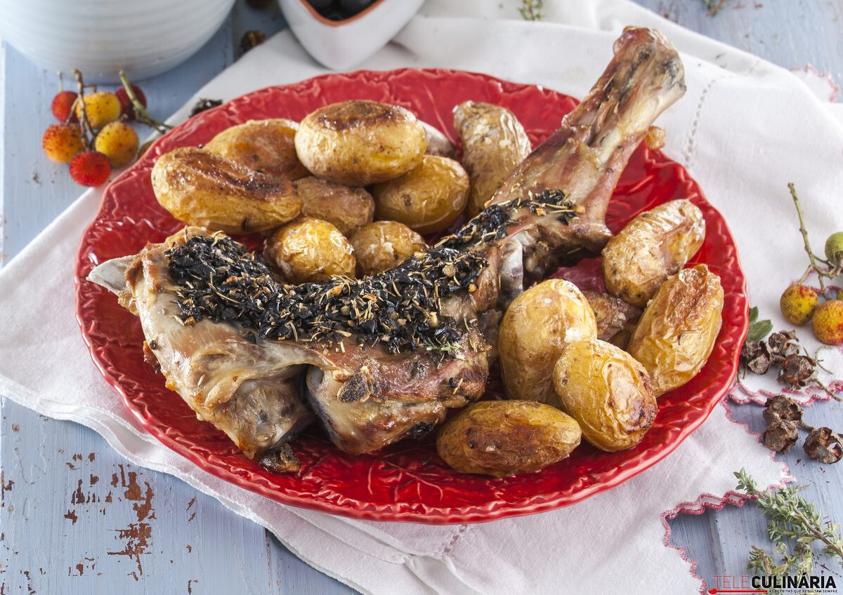 Perna de borrego com crosta de azeitonas pretas
