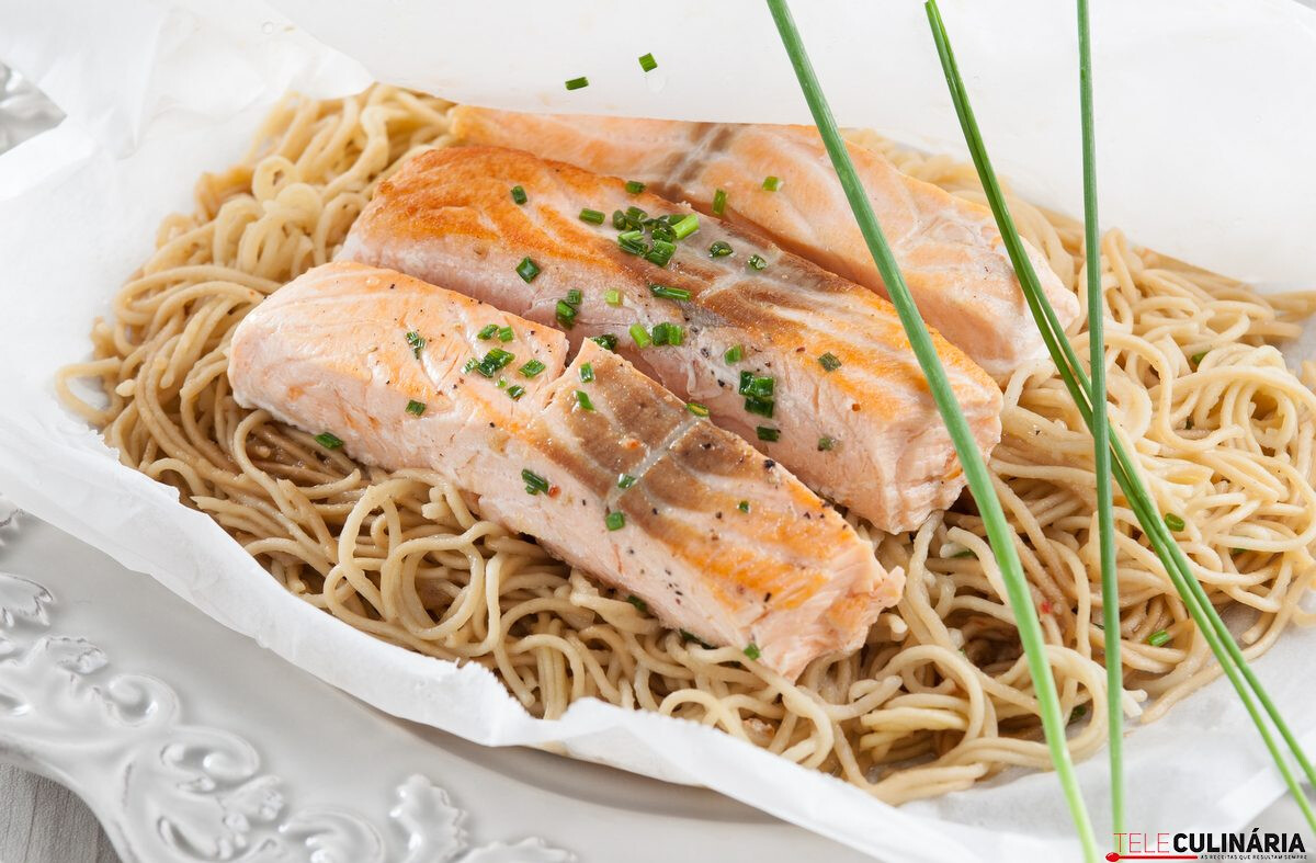 Papelote de salmão com noodles