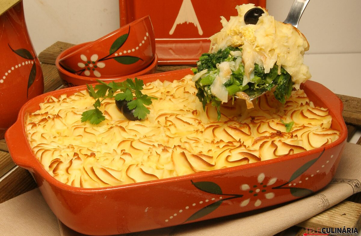 Tabuleiro de empadão de bacalhau com grelos